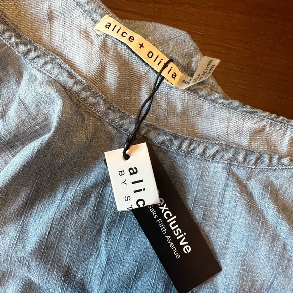 Alice + Olivia one-shoulder chambray top. Size XS. NWT. Exclusive saks 5th Ave - Picture 4 of 10